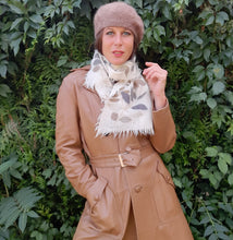 Charger l'image dans la galerie, Echarpe vintage Louise - Emanuel Ungaro. Mohair & soie. Beige à feuillage. 126 x 30 cm.