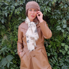 Charger l'image dans la galerie, Echarpe vintage Louise - Emanuel Ungaro. Mohair & soie. Beige à feuillage. 126 x 30 cm.