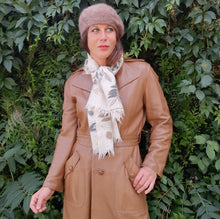 Charger l'image dans la galerie, Echarpe vintage Louise - Emanuel Ungaro. Mohair & soie. Beige à feuillage. 126 x 30 cm.