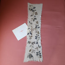 Charger l'image dans la galerie, Echarpe vintage Louise - Emanuel Ungaro. Mohair & soie. Beige à feuillage. 126 x 30 cm.