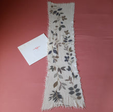 Charger l'image dans la galerie, Echarpe vintage Louise - Emanuel Ungaro. Mohair & soie. Beige à feuillage. 126 x 30 cm.