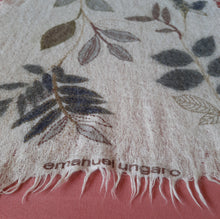 Charger l'image dans la galerie, Echarpe vintage Louise - Emanuel Ungaro. Mohair & soie. Beige à feuillage. 126 x 30 cm.