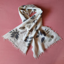 Charger l'image dans la galerie, Echarpe vintage Louise - Emanuel Ungaro. Mohair & soie. Beige à feuillage. 126 x 30 cm.