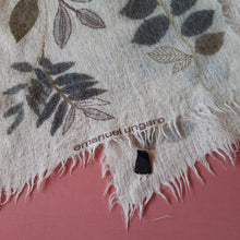Charger l'image dans la galerie, Echarpe vintage Louise - Emanuel Ungaro. Mohair & soie. Beige à feuillage. 126 x 30 cm.