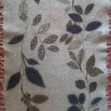 Charger l'image dans la galerie, Echarpe vintage Louise - Emanuel Ungaro. Mohair & soie. Beige à feuillage. 126 x 30 cm.