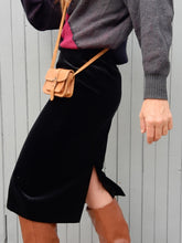 Charger l'image dans la galerie, Jupe vintage Rolande - Panne de velours noir. Taille S, 36, 38. David Paris. Made in France