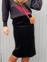 Charger l'image dans la galerie, Jupe vintage Rolande - Panne de velours noir. Taille S, 36, 38. David Paris. Made in France