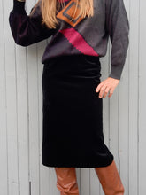 Charger l'image dans la galerie, Jupe vintage Rolande - Panne de velours noir. Taille S, 36, 38. David Paris. Made in France