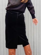 Charger l'image dans la galerie, Jupe vintage Rolande - Panne de velours noir. Taille S, 36, 38. David Paris. Made in France