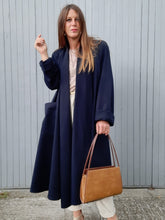 Charger l'image dans la galerie, Veste longue vintage Isadora - Drapé bleu marine. Ample. Taille XXL, 44, 46. Made in France