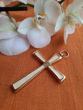 Charger l'image dans la galerie, Pendentif Aimée - Grande croix dorée et pâte émaillée.