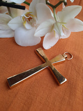 Charger l'image dans la galerie, Pendentif Aimée - Grande croix dorée et pâte émaillée.