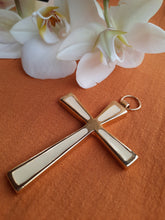 Charger l'image dans la galerie, Pendentif Aimée - Grande croix dorée et pâte émaillée.