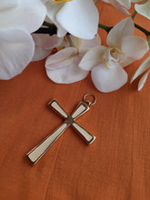 Charger l'image dans la galerie, Pendentif Aimée - Grande croix dorée et pâte émaillée.