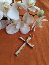 Charger l'image dans la galerie, Pendentif Aimée - Grande croix dorée et pâte émaillée.