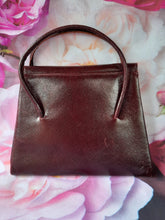 Charger l'image dans la galerie, Sac vintage Karine - Mini bordeaux. Porté main.