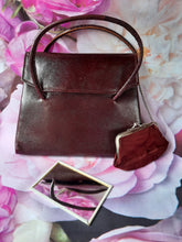 Charger l'image dans la galerie, Sac vintage Karine - Mini bordeaux. Porté main.
