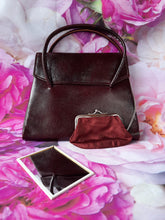 Charger l'image dans la galerie, Sac vintage Karine - Mini bordeaux. Porté main.