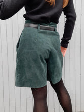 Charger l'image dans la galerie, Short vintage Olivia - Velours côtelé vert. Taille L, 40, 42. Made in France.