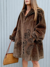 Charger l'image dans la galerie, Manteau vintage Véronika - Fourrure synthétique. Imprimé cachemire. Taille XXL, 44, 46. Made in France Made in France.