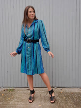 Charger l'image dans la galerie, Robe vintage Sophia - Rayures verticales. Taille M, 38, 40. Coutureine. Made in France