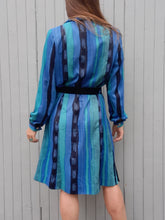 Charger l'image dans la galerie, Robe vintage Sophia - Rayures verticales. Taille M, 38, 40. Coutureine. Made in France