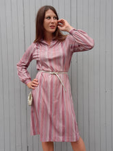 Charger l'image dans la galerie, Robe vintage Sue-Ellen - Tissu satiné rayé rose. Taille S, 36, 38