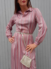 Charger l'image dans la galerie, Robe vintage Sue-Ellen - Tissu satiné rayé rose. Taille S, 36, 38