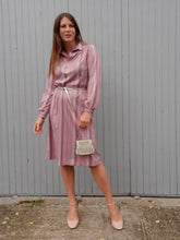 Charger l'image dans la galerie, Robe vintage Sue-Ellen - Tissu satiné rayé rose. Taille S, 36, 38