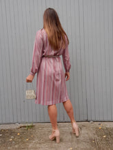 Charger l'image dans la galerie, Robe vintage Sue-Ellen - Tissu satiné rayé rose. Taille S, 36, 38