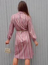 Charger l'image dans la galerie, Robe vintage Sue-Ellen - Tissu satiné rayé rose. Taille S, 36, 38