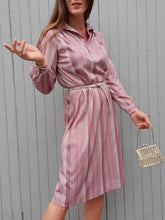 Charger l'image dans la galerie, Robe vintage Sue-Ellen - Tissu satiné rayé rose. Taille S, 36, 38