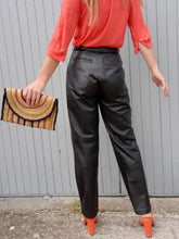 Charger l'image dans la galerie, Pantalon vintage Leslee - Cuir noir. Taille S, 36, 38