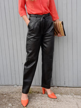 Charger l'image dans la galerie, Pantalon vintage Leslee - Cuir noir. Taille S, 36, 38