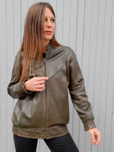 Charger l'image dans la galerie, Blouson vintage Line - Cuir vert. Taille M, 38, 40.