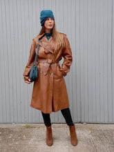 Charger l'image dans la galerie, Trench-coat vintage Éve - Cuir marron. Fermeture croisée. Taille XL, 42, 44.