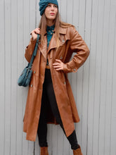 Charger l'image dans la galerie, Trench-coat vintage Éve - Cuir marron. Fermeture croisée. Taille XL, 42, 44.