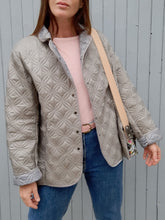 Charger l'image dans la galerie, Veste fine matelassée Clarence - Gris argenté. Taille XXL, 44, 46. Fabrication Française