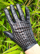 Charger l'image dans la galerie, Gants vintage Olivia. Cuir noir ajouré. Tréfousse. Taille 6,5. Made in France