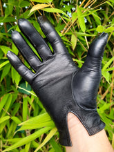 Charger l'image dans la galerie, Gants vintage Olivia. Cuir noir ajouré. Tréfousse. Taille 6,5. Made in France