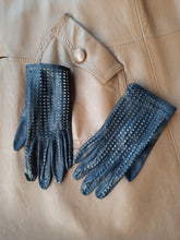 Charger l'image dans la galerie, Gants vintage Olivia. Cuir noir ajouré. Tréfousse. Taille 6,5. Made in France