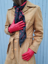 Charger l'image dans la galerie, Gants vintage Anaé. Cuir rouge, doublure 100 % soie. Taille 6,5