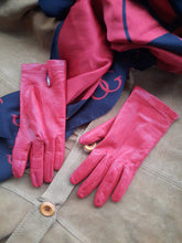 Charger l'image dans la galerie, Gants vintage Anaé. Cuir rouge, doublure 100 % soie. Taille 6,5