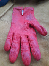 Charger l'image dans la galerie, Gants vintage Anaé. Cuir rouge, doublure 100 % soie. Taille 6,5