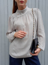 Charger l'image dans la galerie, Blouse vintage Léonie - Col asymétrique et boutons sur l'épaule. Taille M, 36, 38