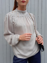 Charger l'image dans la galerie, Blouse vintage Léonie - Col asymétrique et boutons sur l'épaule. Taille M, 36, 38