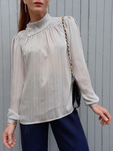 Charger l'image dans la galerie, Blouse vintage Léonie - Col asymétrique et boutons sur l'épaule. Taille M, 36, 38