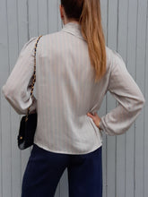 Charger l'image dans la galerie, Blouse vintage Léonie - Col asymétrique et boutons sur l'épaule. Taille M, 36, 38
