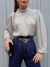 Charger l'image dans la galerie, Blouse vintage Léonie - Col asymétrique et boutons sur l'épaule. Taille M, 36, 38