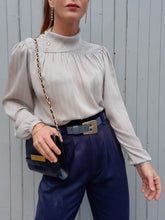 Charger l'image dans la galerie, Blouse vintage Léonie - Col asymétrique et boutons sur l'épaule. Taille M, 36, 38